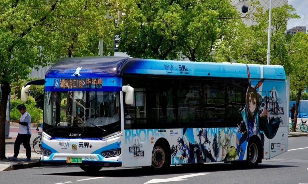 不再低调的二次元,正在经营一种「痛系生活」