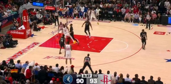 配资网站入口 就是能进！杜兰特突破漂移拧身单手抛投得分