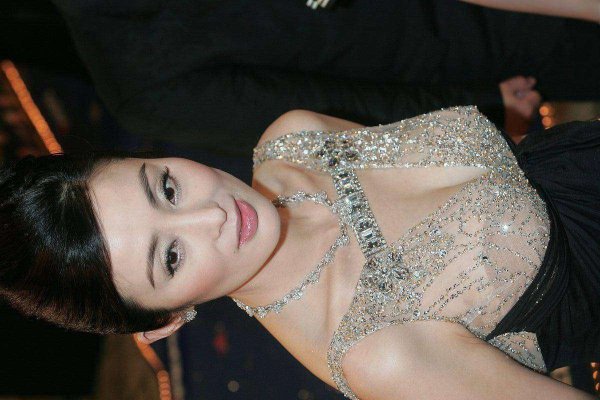 正规杠杆炒股官网 56岁张敏精修照锁骨精致，生图却像“大头娃娃”，头身比例失调引群嘲