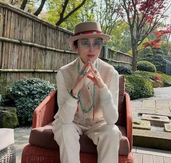 我要配资官网 张敏生图瘦成“纸片人”，精修图美到认不出，网友：修图师该加工资