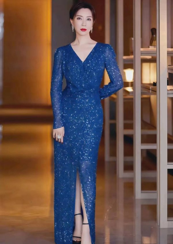 股票配资安全的平台 49岁陈数不穿丝袜不踩运动鞋，中年女人这样穿裙子真显贵气